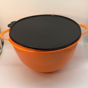 NewTupperware Jumbo Thatsa Mixing Bowl 59 Cup iOrange & Black Lid